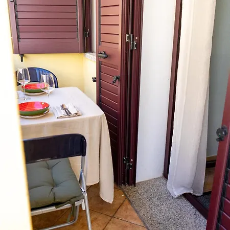 - A 100 Mt Dal Porto La Caletta
