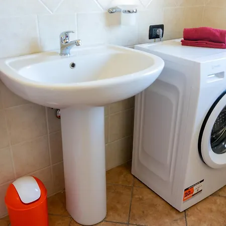 - A 100 Mt Dal Porto Apartment *